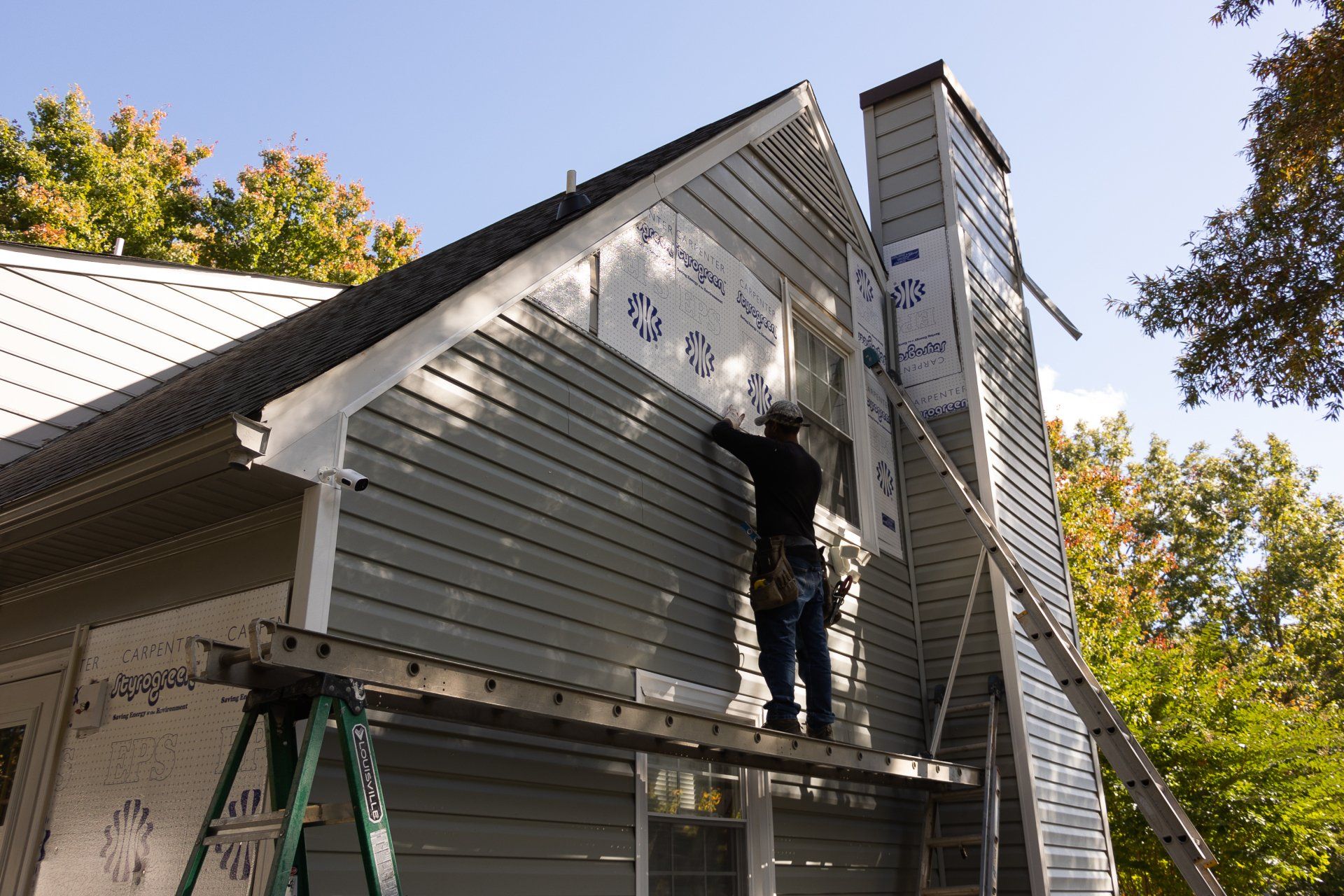 Image of a RETEX crew member installing vinyl siding during siding replacement in North Chesterfield VA 23235.