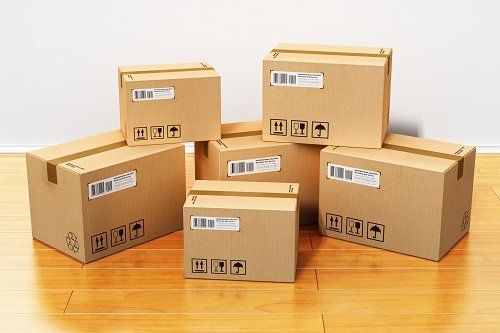 scatole per imballaggio su un parquet