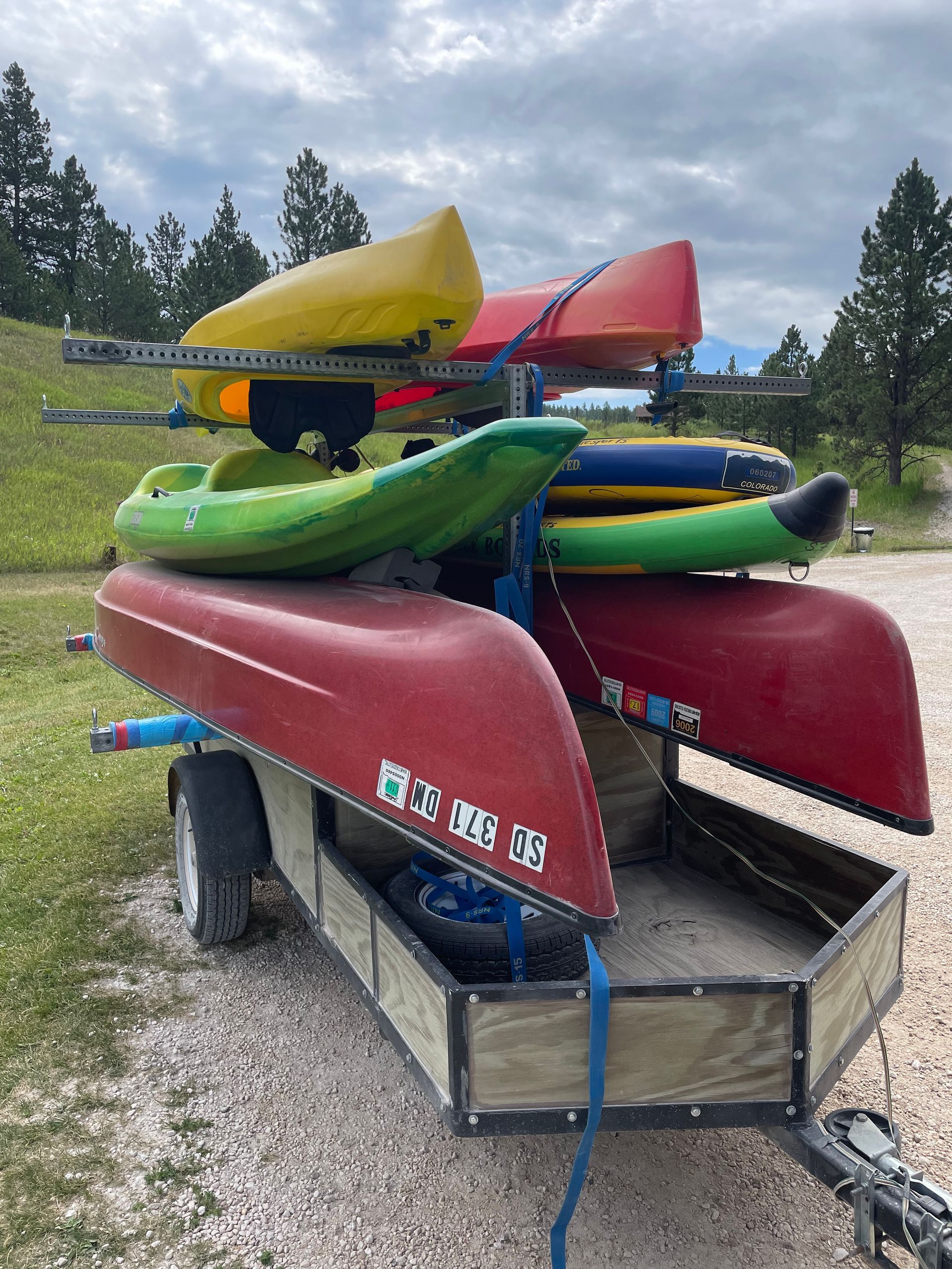 A trailer with a bunch of kayaks on it.