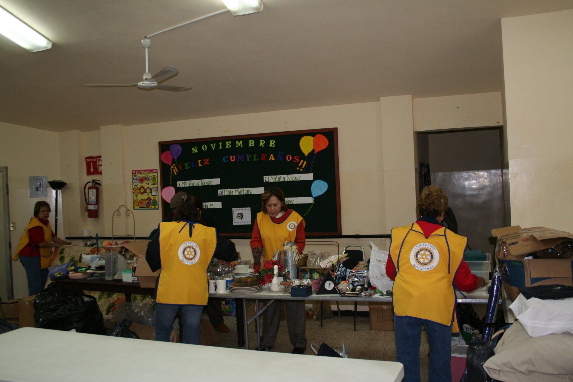 Mujeres preparando bazar en proyecto con compromiso social Club Rotario San Nicolás