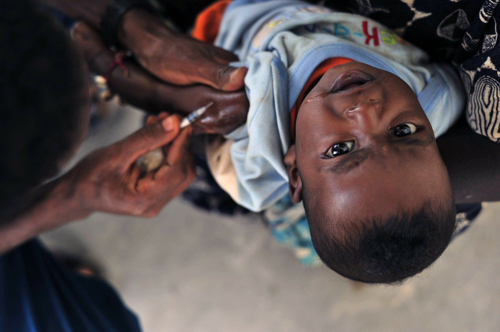 Campaña de vacunación infantil contra la polio en África