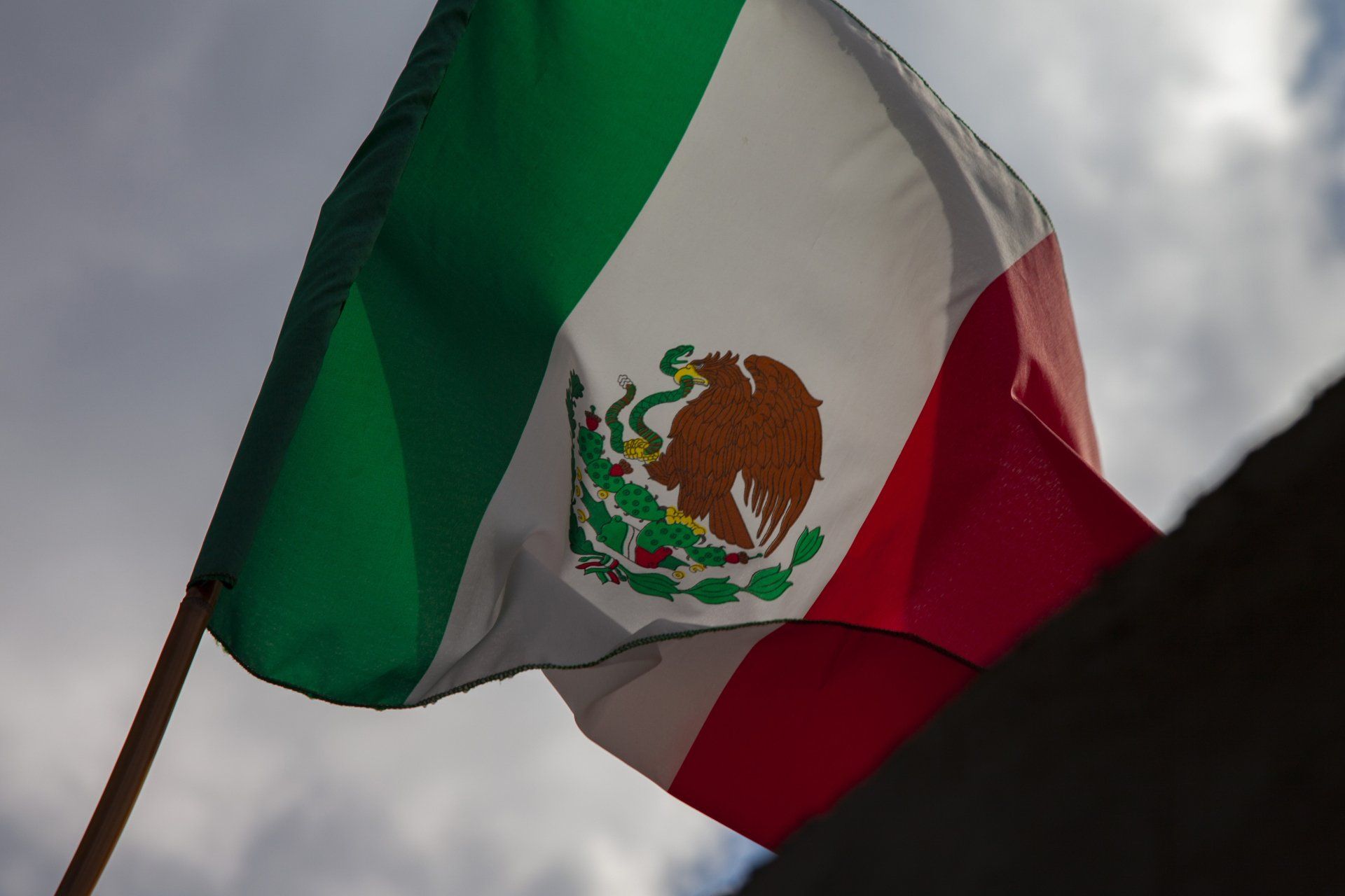 Bandera mexicana ondeando en un asta de bandera en una casa mexicana concepto del día de la independencia de méxico