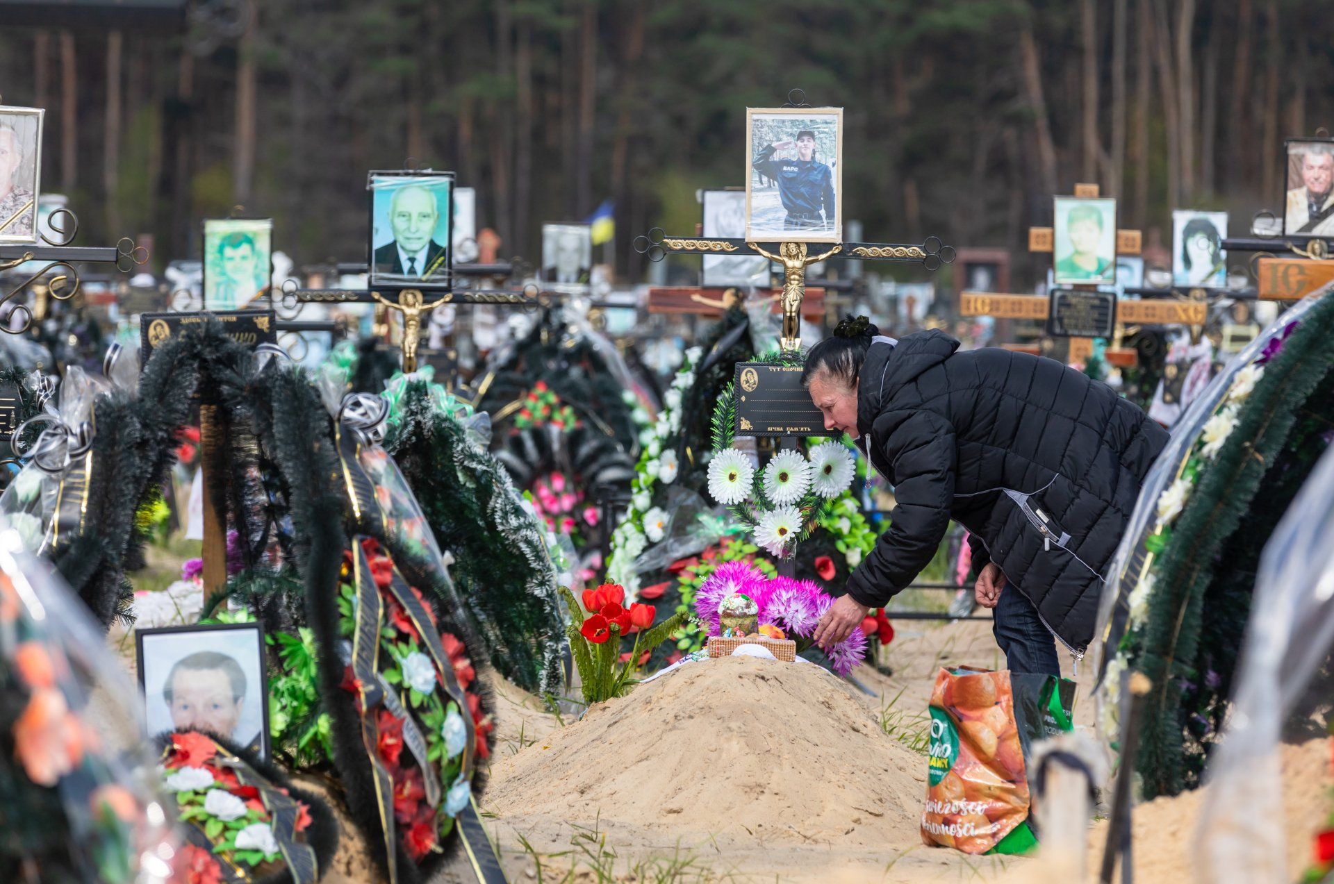 Guerra en el cementerio de ucrania en irpen con tumbas frescas