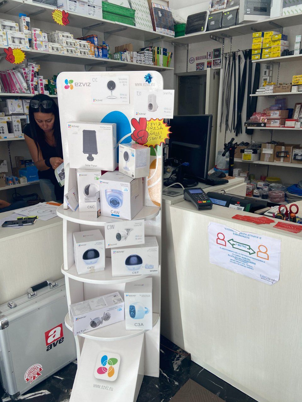 prodotti esposti in ferramenta