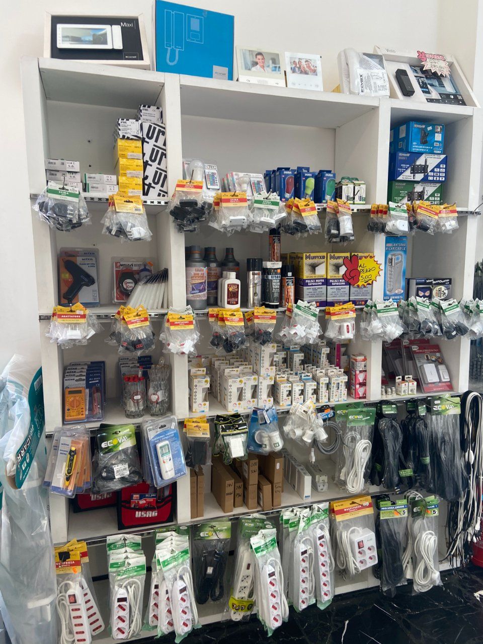 prodotti in esposizione all'interno della ferramenta