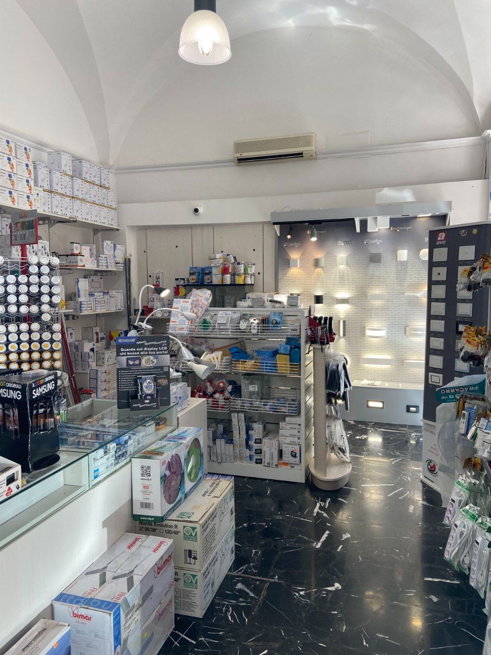 interni ferramenta con articoli in vendita