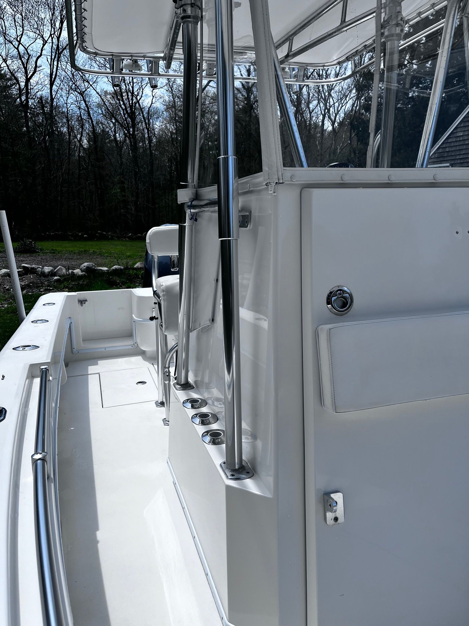 25' Contender Topside Detail
