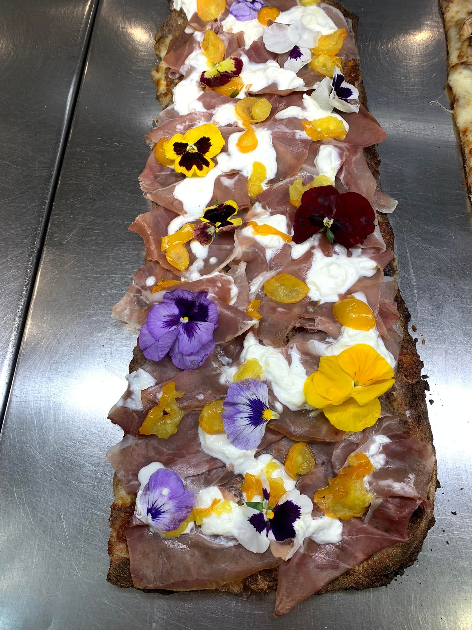 Pizza alla pala fiori commestibili