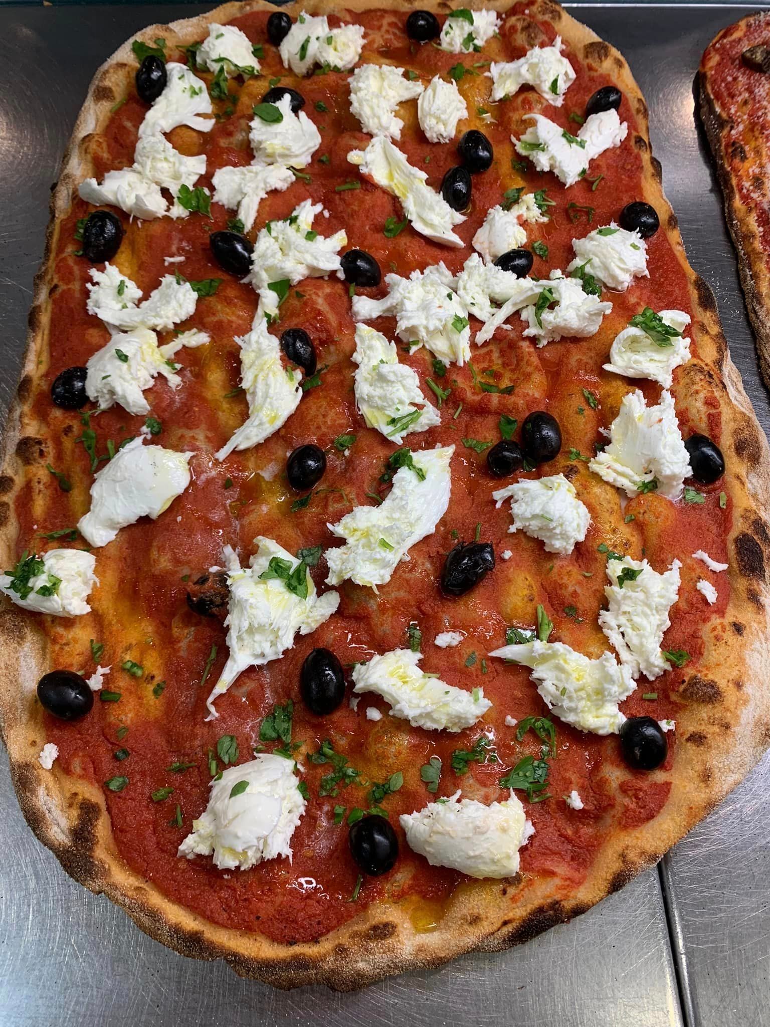 Pizza alla pala stracciatella e olive