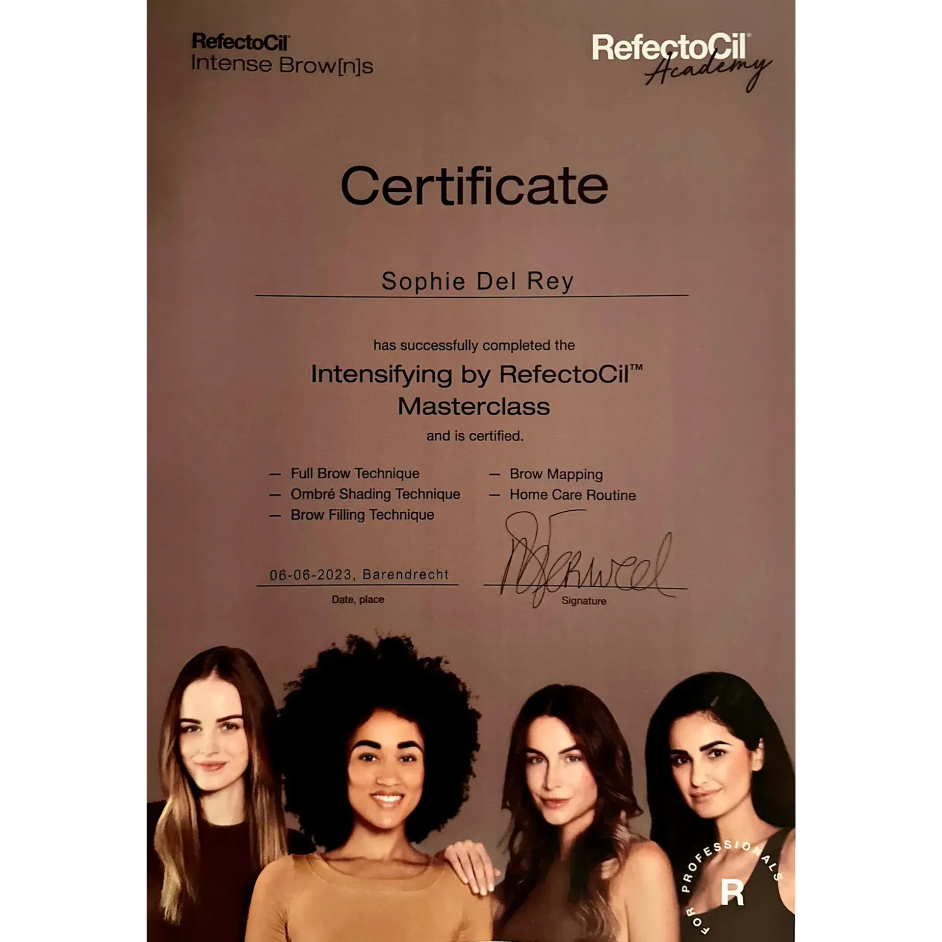Certificaat voor Sophie Del Rey, Intensifying by RefectoCil Masterclass. Vier vrouwen op de foto onderaan.