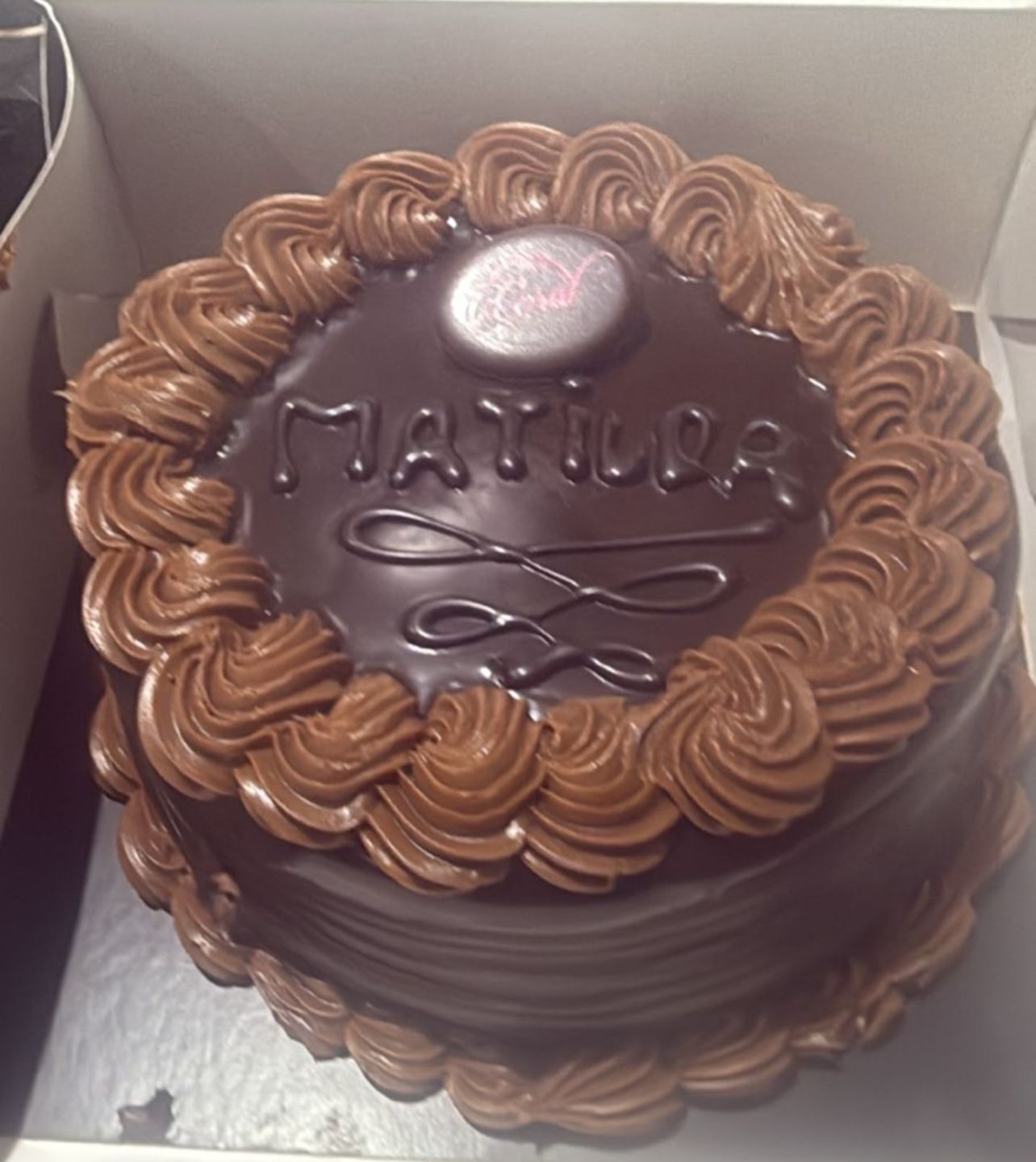 Pastel de chocolate con la palabra 
