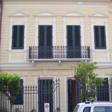 la facciata di una villa di  con un balcone nero