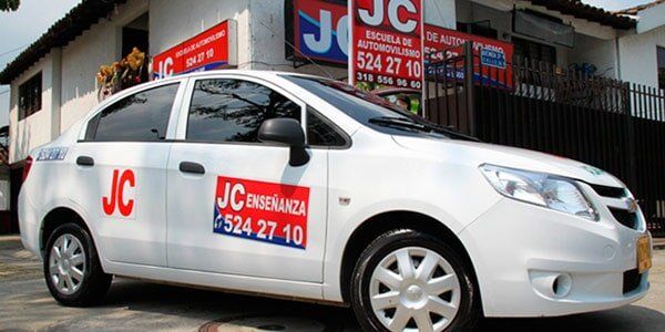Escuelas de conducción para carros y motos