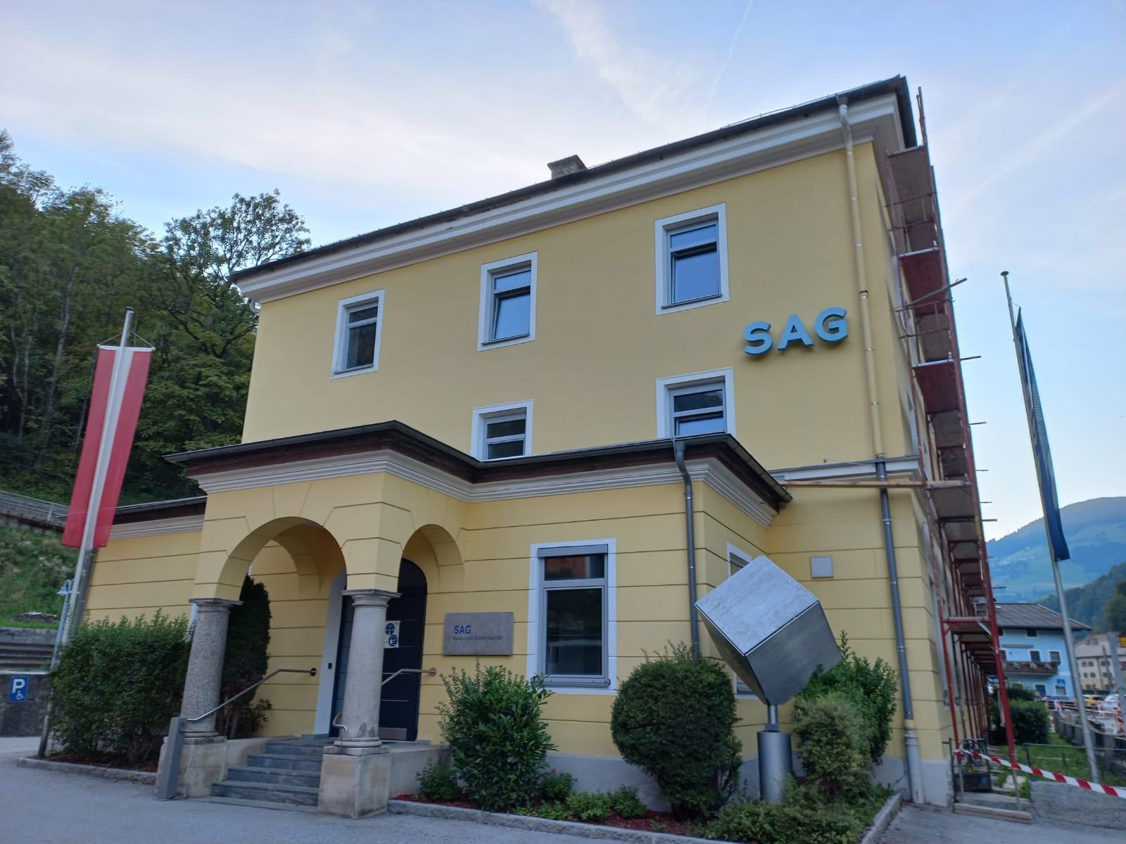 Ein gelbes Gebäude mit dem Wort „Sag“ darauf