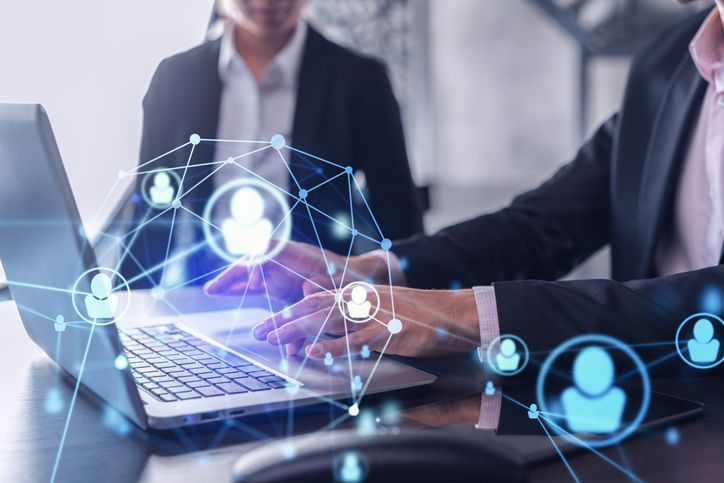 Experts Extensio.ai travaillant sur l'intégration de l'IA et la formation des équipes aux nouvelles technologies.