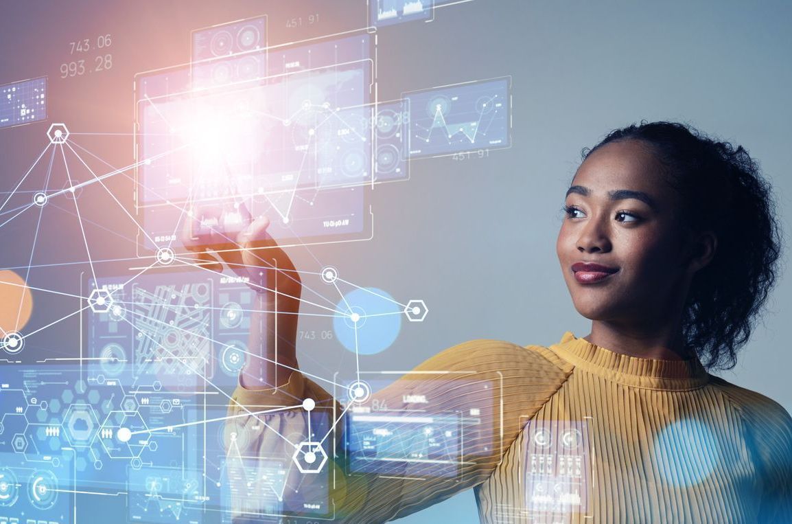 Femme experte en IA interagissant avec une interface de données pour la gouvernance et la formation IA chez Extensio.ai.