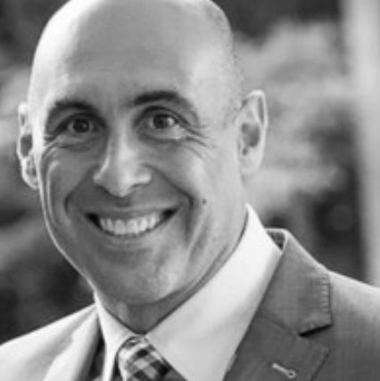 Portrait de Martin Rousseau, expert en technologie et numérique.