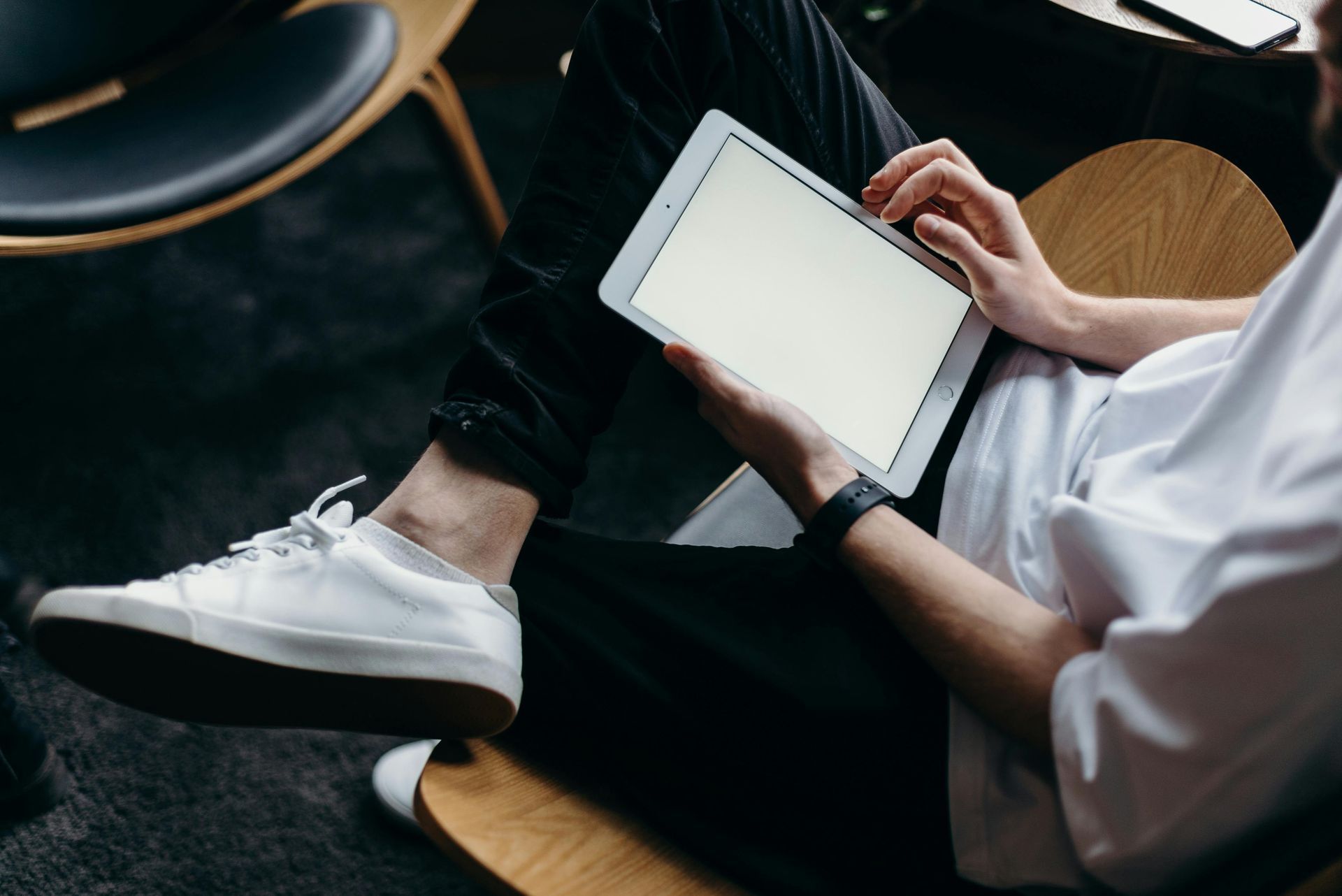 Écran d'ordinateur montrant des graphiques analytiques, symbolisant les résultats et l'analyse des performances marketing.