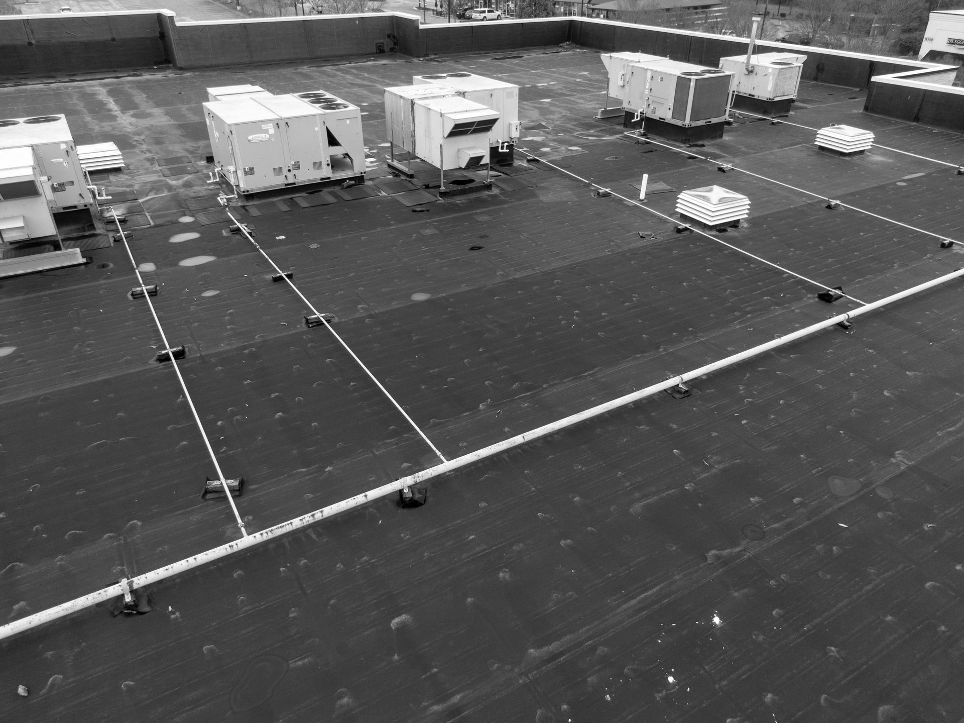 Une photo en noir et blanc du toit d'un immeuble