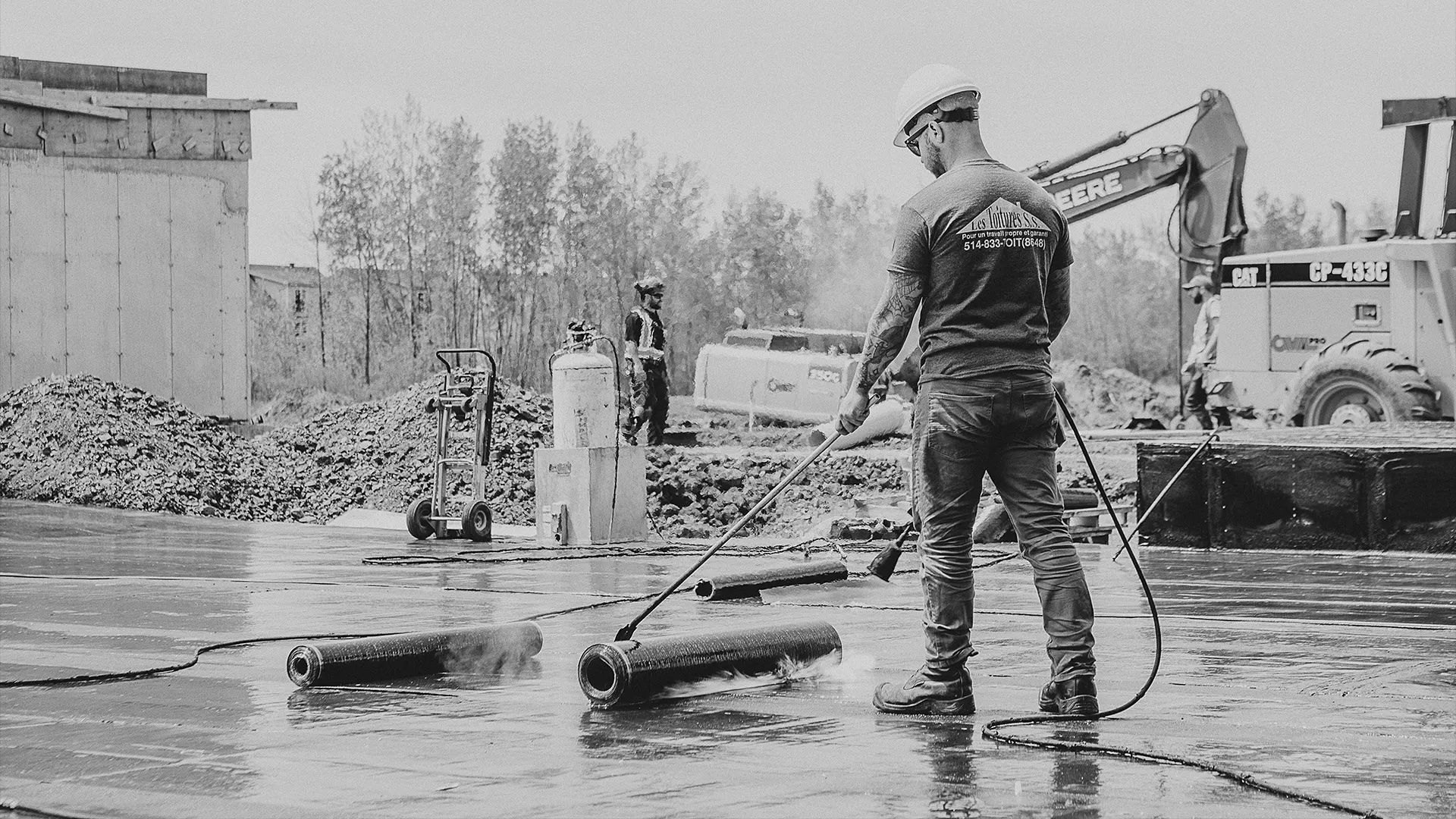 Une photo en noir et blanc d'un homme utilisant un aspirateur