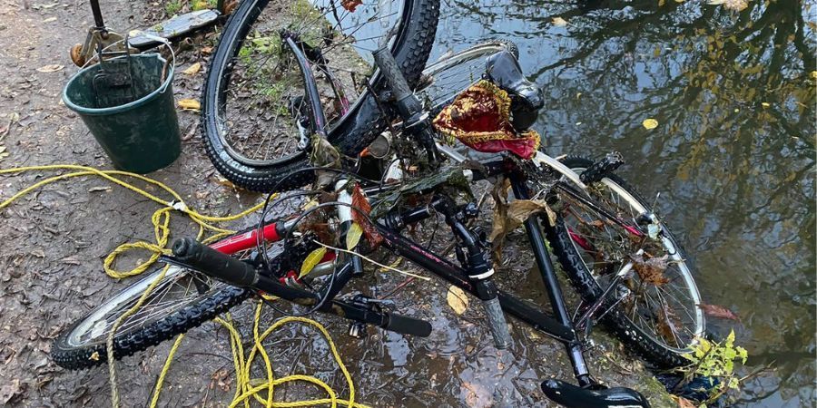 mountain bikes found magnet fishing