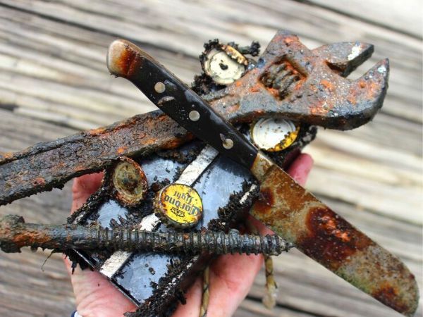 junk found magnet fishing