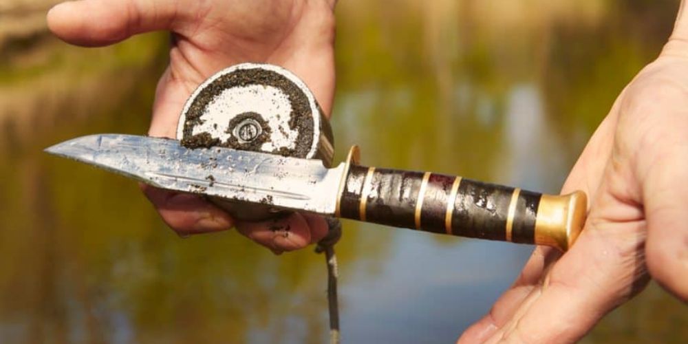 a knife found by someone magnet fishing