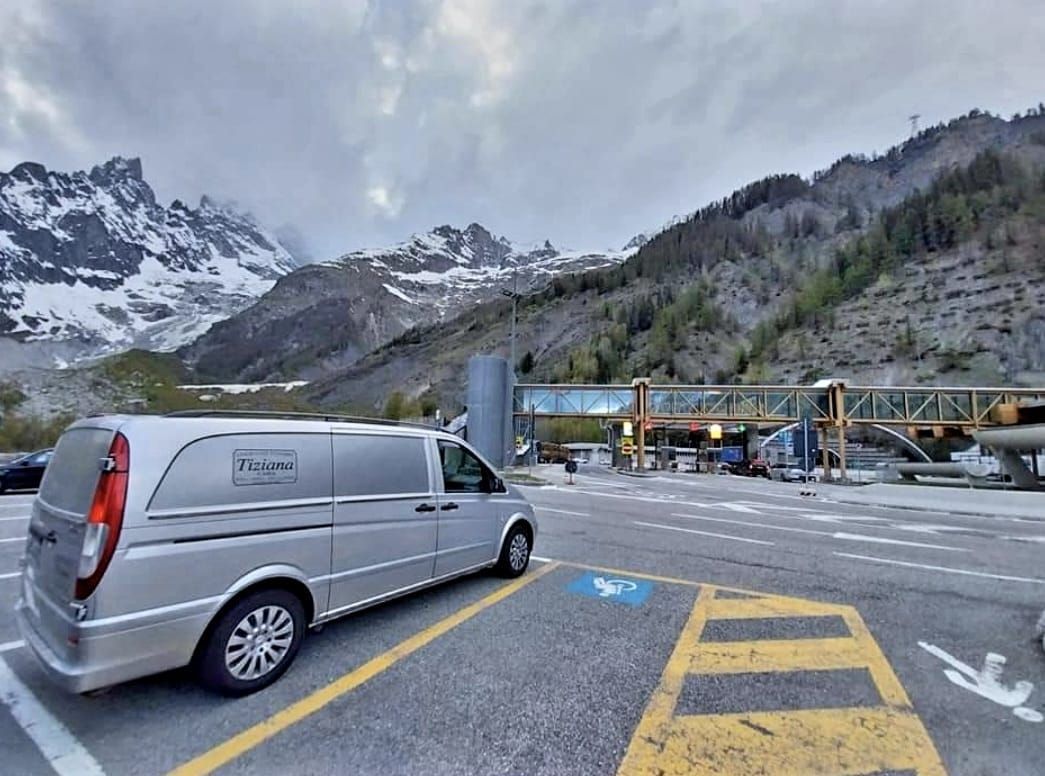 carro funebre con fiori