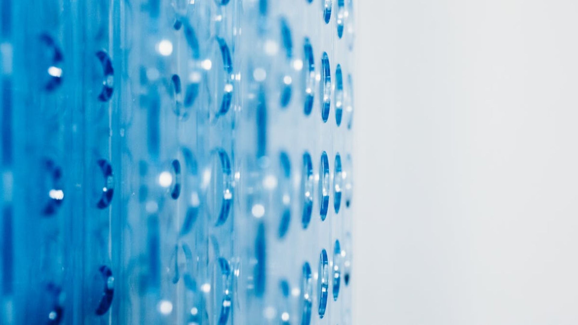 Un primer plano de una pared de vidrio azul con un fondo blanco.