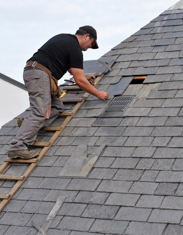 thunder-bay-roofer-doing-roof-repair