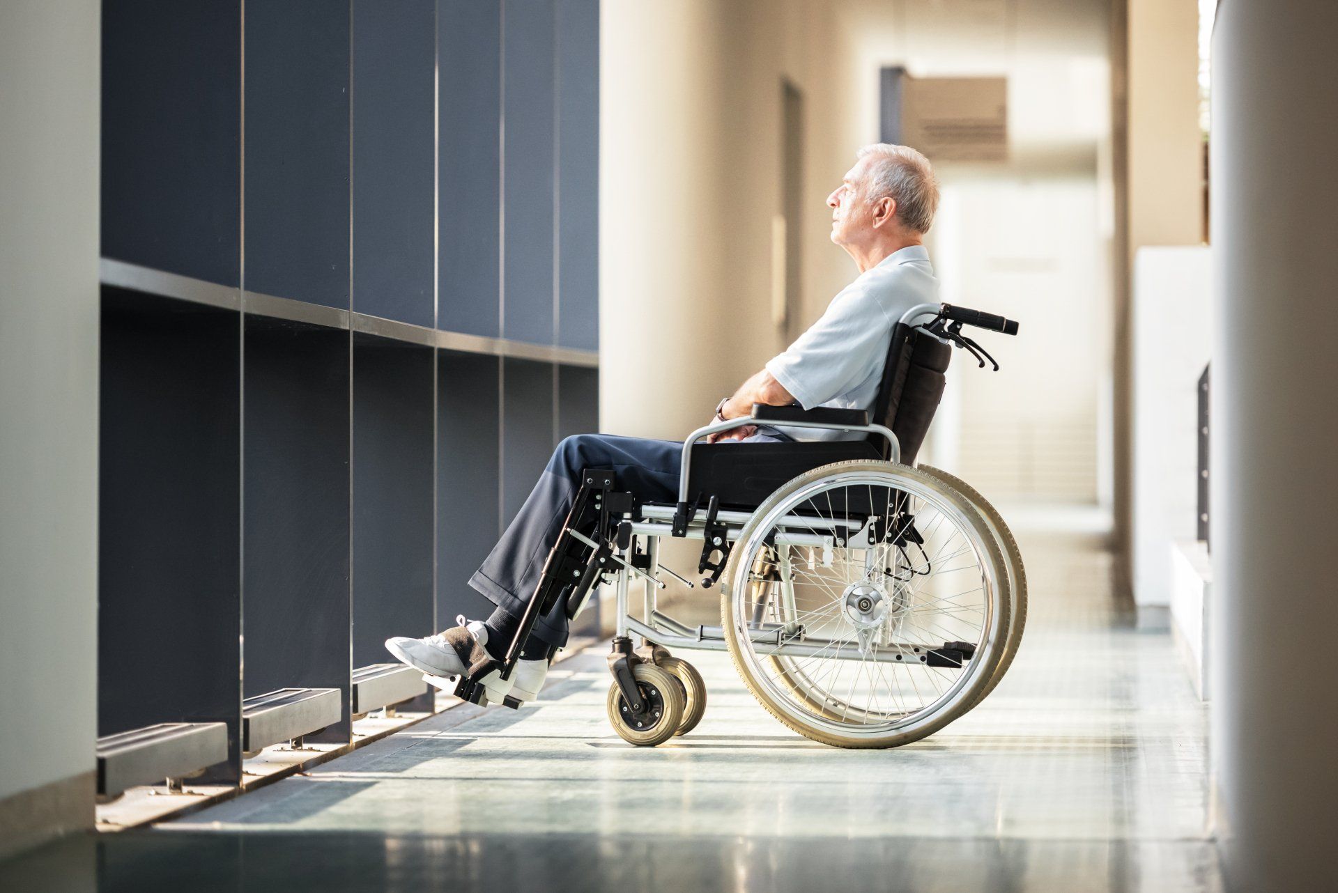Пожилой на инвалидной коляске