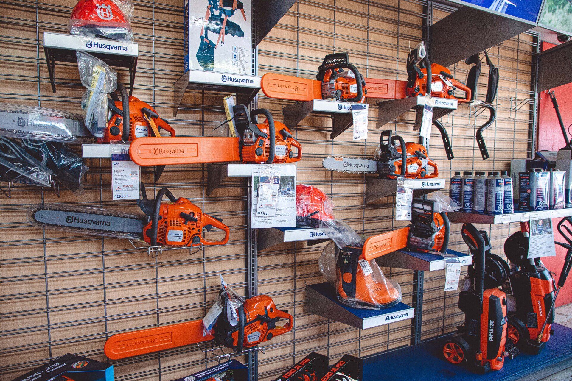Il existe de nombreux types de tronçonneuses différents exposés dans ce magasin.