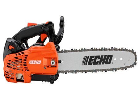 Une tronçonneuse est représentée sur un fond blanc.