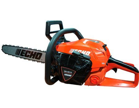 Une tronçonneuse Echo est représentée sur un fond blanc.