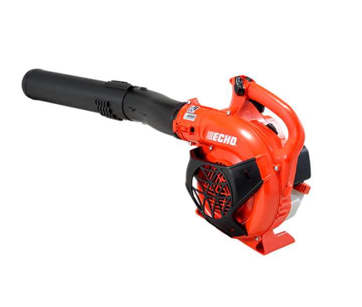 Un souffleur de feuilles Echo rouge et noir sur fond blanc.