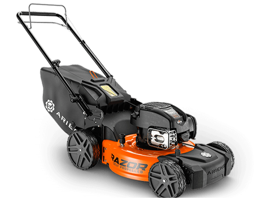 Une tondeuse à gazon noire et orange est posée sur une surface blanche.