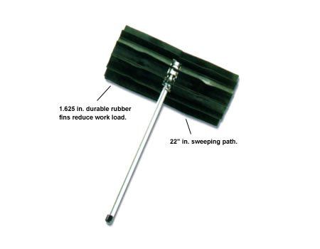 Une photo d'un outil de balayage avec une brosse en caoutchouc et un manche en métal.