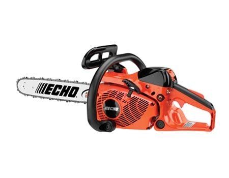 Une tronçonneuse est représentée sur un fond blanc.