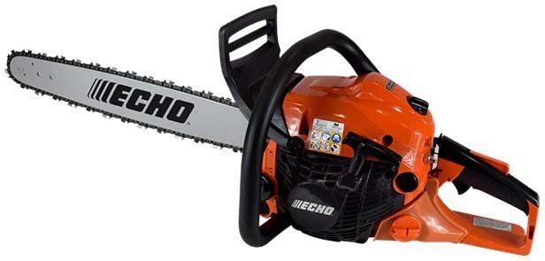 Une tronçonneuse Echo est montrée sur un fond blanc