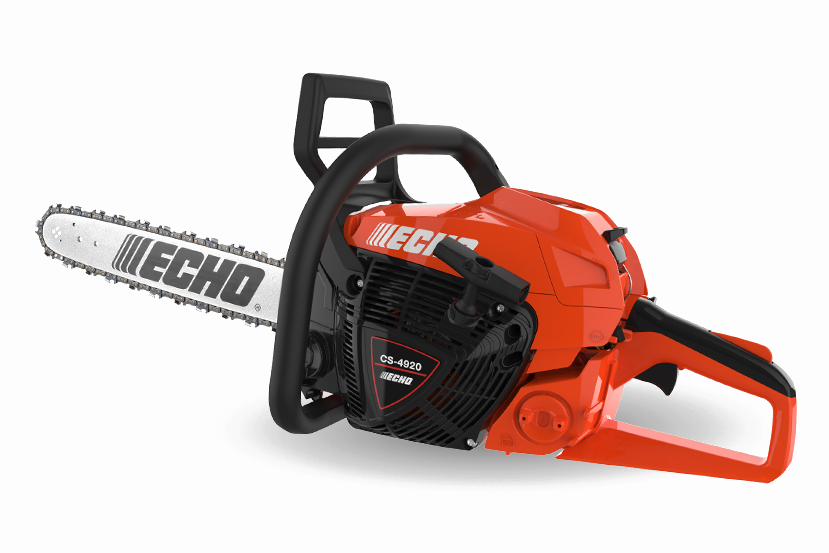 Une tronçonneuse echo rouge et noire sur fond blanc.