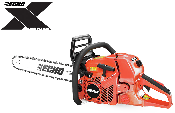 Une tronçonneuse Echo rouge est posée sur une surface blanche.