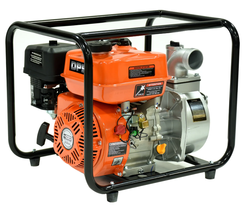 Une pompe à eau à essence est posée sur un support sur un fond blanc.