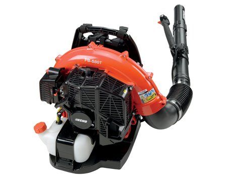 Un souffleur à dos avec un tuyau attaché sur un fond blanc.