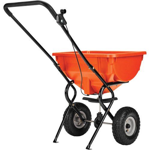 Une brouette orange avec une poignée noire sur fond blanc