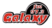 Un logotipo para FM 97.3 Galaxy sobre un fondo blanco.