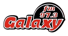 Un logotipo para FM 97.3 Galaxy sobre un fondo blanco.