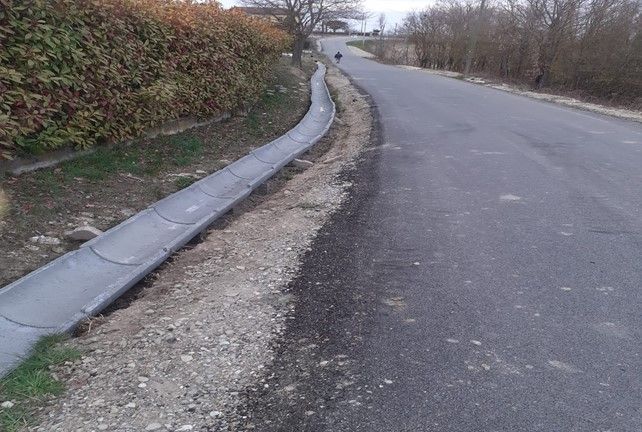 SCAVI PER POSA CANALETTE IN CEMENTO