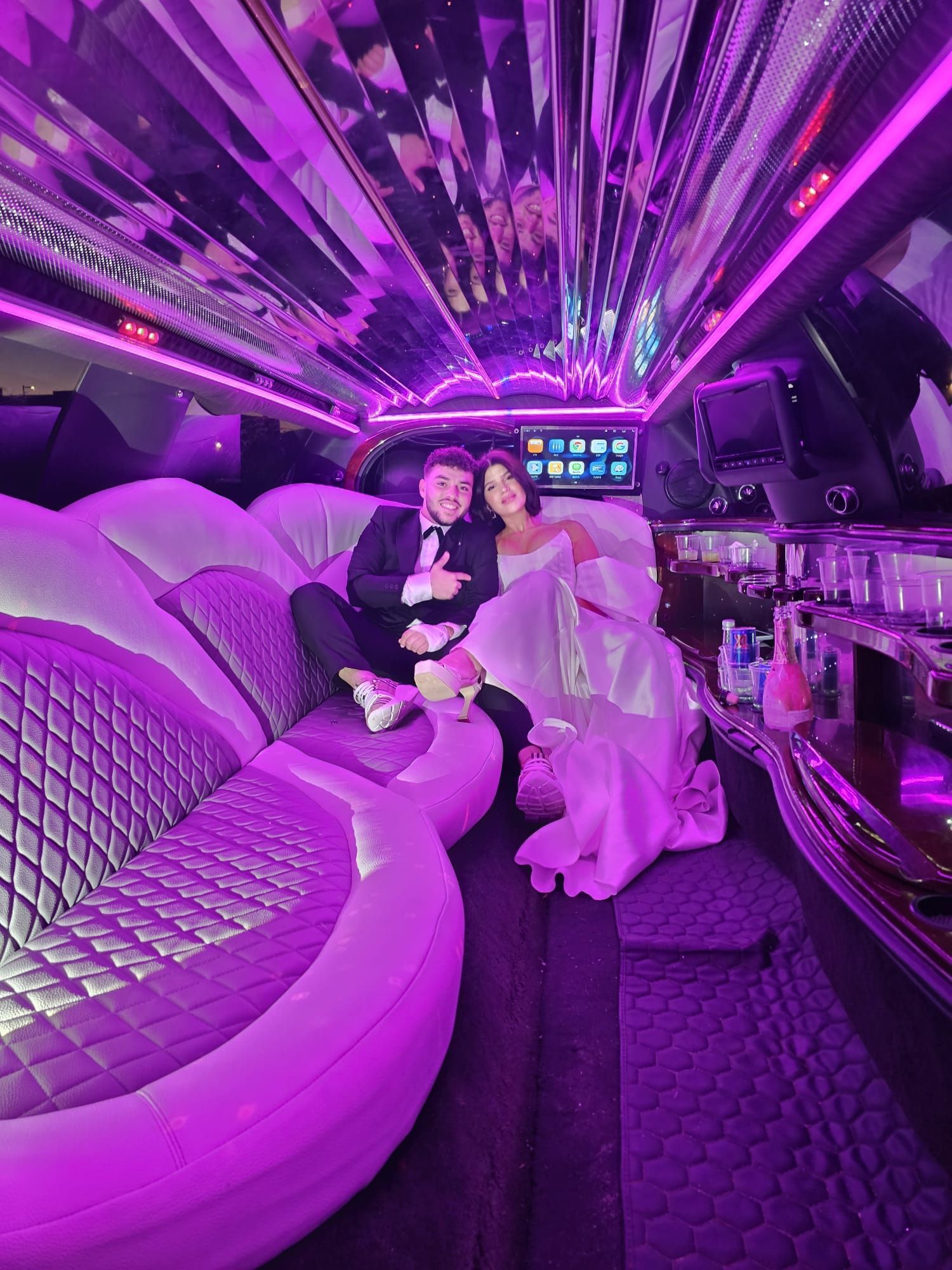 חתן וכלה בתוף לימוזינה מפוארת