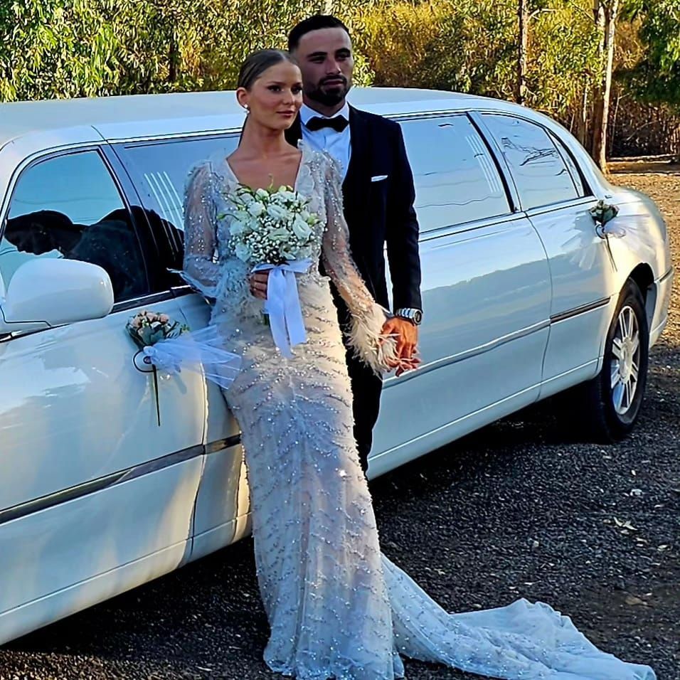 חתונה וכלה עומדים ליד לימוזינה