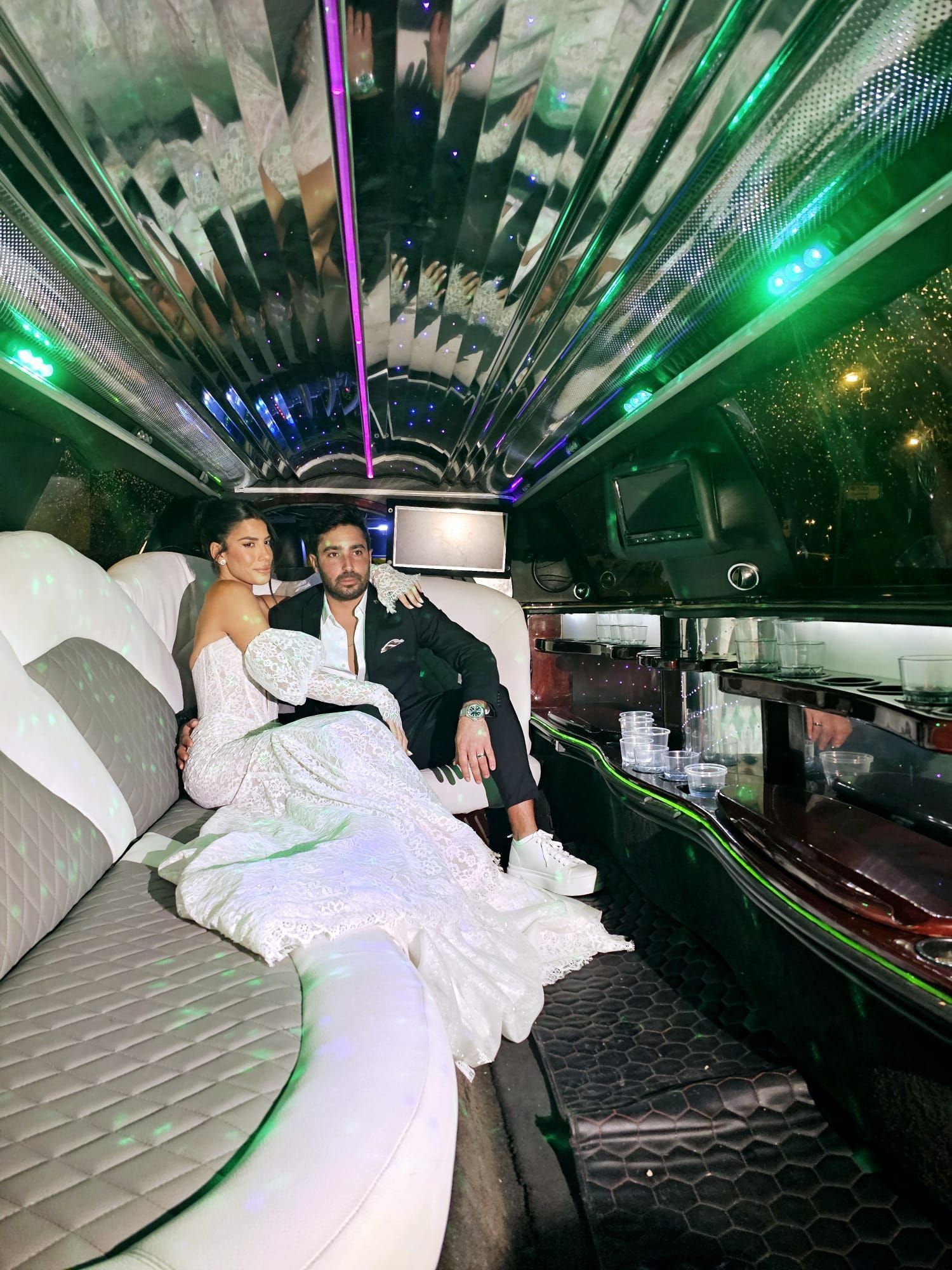 חתן וכלה בתוך לימוזינה
